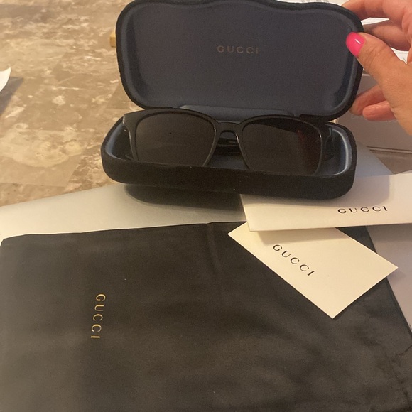 Revolve Lines Square Gucci sunglasses - Picture 10 of 12